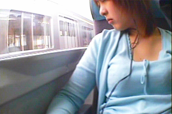 電車で熟睡のiPod娘-02